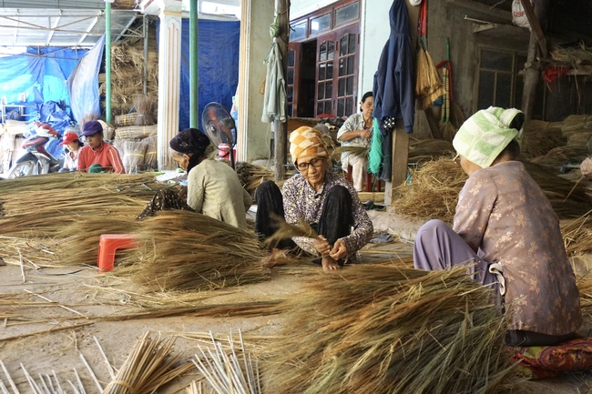 Nỗ lực sản xuất chổi đót